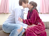 タツ/篠宮ゆり　寝取られ願望がある夫に仕組まれ何も知らない可愛い人妻がヌード撮影でイケメン男性モデルの大きく勃起した他人棒に愛液を滴らせて発情しちゃうドキドキNTRセックス SENZURI TUBE 女の子のための無料 H 動画