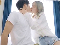 小梅/百永さりな　色白美肌の綺麗な金髪ギャルのお姉さんがアパートの隣室に引っ越してきたイケメン男子大学生を優しくリードしながら筆おろししてあげちゃうイチャラブH SENZURI TUBE 女の子のための無料 H 動画